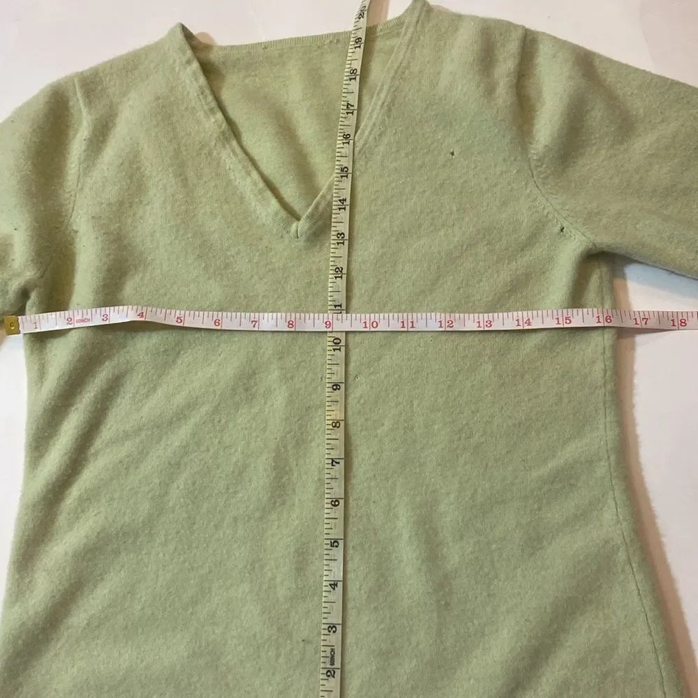 VTG,
V-Neck Light GreenâSweater Size Approximate M No Tag - Picture 4 of 7